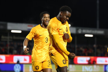 Ryan Flamingo en Noah Ohio vieren een treffer van Jong Oranje