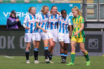 SC Heerenveen Vrouwen viert een goal tegen ADO Den Haag