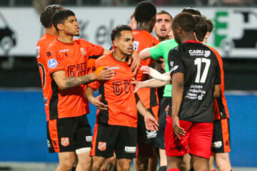 Safouane Karim wordt door zijn ploeggenoten tegengehouden