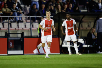 Sean Steur namens Jong Ajax