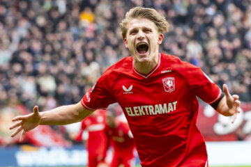 Sem Steijn viert zijn eerste goal tegen Go Ahead Eagles