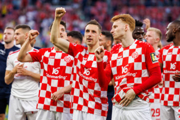 Sepp van den Berg met zijn ploeggenoten van Mainz