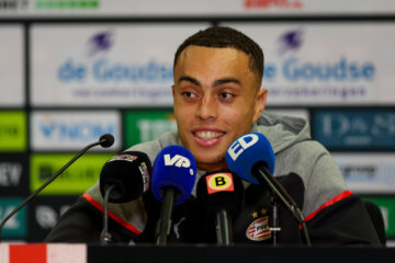 Sergiño Dest op de persconferentie van PSV