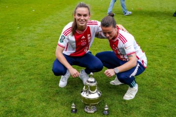 Sherida Spitse en Romée Leuchter met de TOTO KNVB Beker