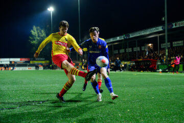 Sondre Ørjasæter in het duel met Rohda Raalte