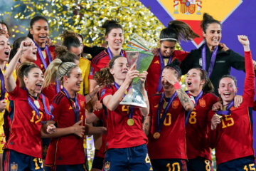 Spanje heft de kampioensbeker op