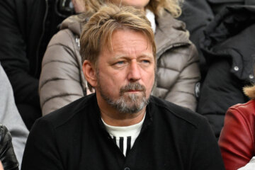 Sven Mislintat op de tribune van VfB Stuttgart