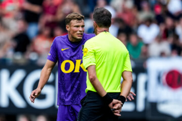 Sydney van Hooijdonk beklaagt zich bij de scheidsrechter