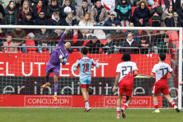 Timon Wellenreuther stopt een schot