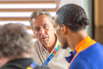 Valentijn Driessen luistert naar Virgil van Dijk