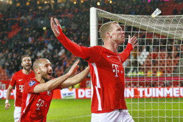 Henk Veerman juicht na zijn goal voor FC Utrecht