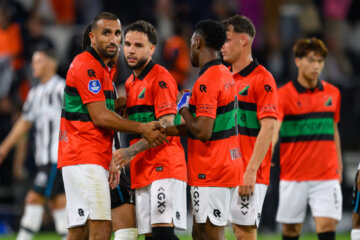 Vito van Crooij en NE Cers vieren een doelpunt