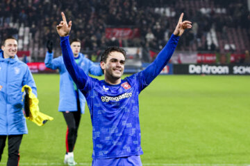 Bart van Rooij juicht na de zege op FC Utrecht