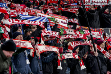FC Twente-supporters met sjaals