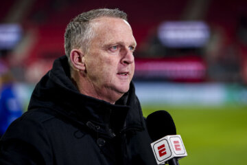 John van den Brom voor de camera van ESPN