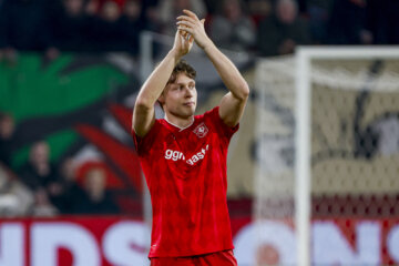 Sondre Ørjasæter bedankt het FC Twente-publiek