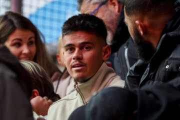 Mees Hilgers op de tribune bij FC Twente