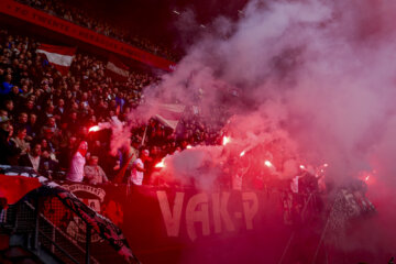 FC Twente-supporters met fakkels in De Grolsch Veste