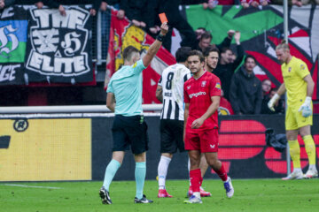 Bart van Rooij (FC Twente) krijgt rood tegen Heracles Almelo