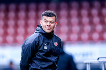 Wilfred Bouma als assistent bij Jong PSV