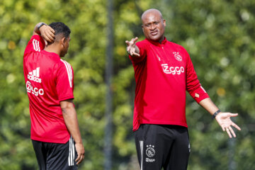 Winston Bogarde op de training van Ajax als assistent