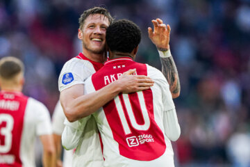 Wout Weghorst omhelst Chuba Akpom