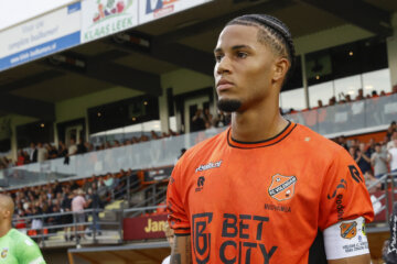 Xavier Mbuyamba was door afwezigheid van Carel Eiting aanvoerder tegen Vitesse