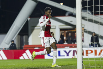 Mohamed Abdalla juicht na zijn eerste doelpunt bij Jong ajax