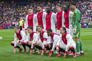 Ajax-spelers poseren voor de elftalfoto in het jubileumtenue