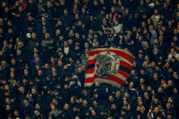 Ajax-fans in het uitvak bij Eintracht Frankfurt