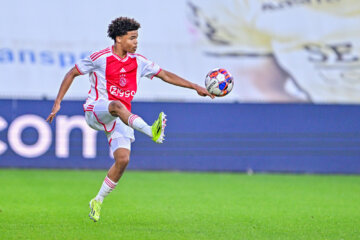 Gerard Alders neemt een bal aan bij Jong Ajax