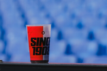 Bekers met de tekst 'sinds 1908' in De Kuip