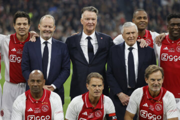Danny Blind naast Jari Litmanen (L) en Louis van Gaal (R)