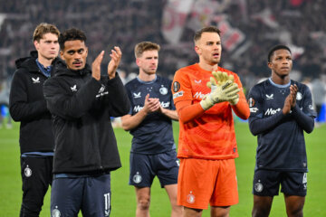 Gonzalo Borges bedankt de meegereisde Feyenoord-fans in het uitvak