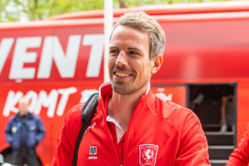 Wout Brama bij de spelersbus van FC Twente