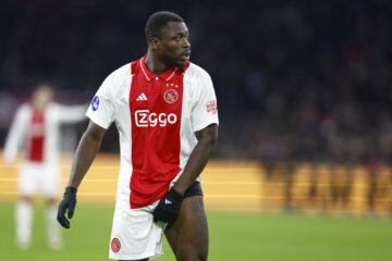 Brian Brobbey met handschoenen in de Johan Cruijff Arena