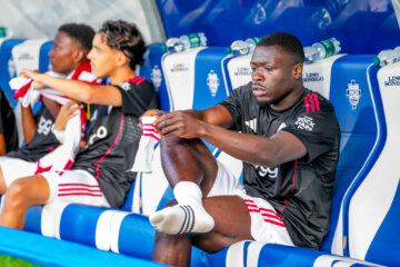 Brian Brobbey op de bank bij Ajax