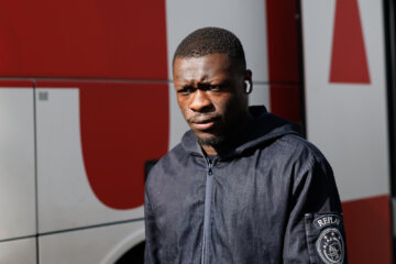 Brian Brobbey bij de spelersbus van Ajax