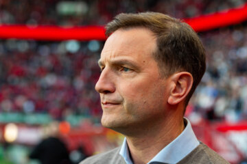 Arnold Bruggink kijkt toe in De Grolsch Veste