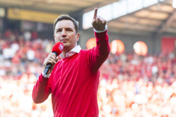 Arnold Bruggink spreekt de FC Twente-fans toe in De Grolsch Veste