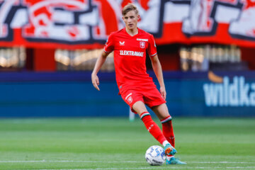 Max Bruns aan de bal in De Grolsch Veste