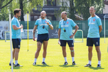 Colin de Graaf in overleg met Sander Duits, Joseph Oosting en Peter Uneken