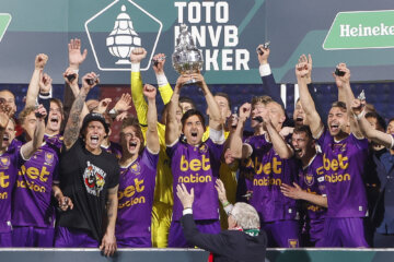 Mats Deijl houdt de KNVB Beker omhoog