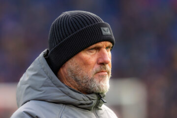 John de Wolf met een muts op in De Kuip