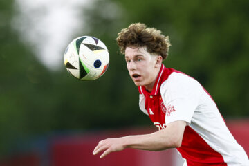Jan Faberski aan de bal bij Jong Ajax