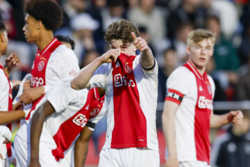 Jan Faberski juicht na een goal van Jong Ajax