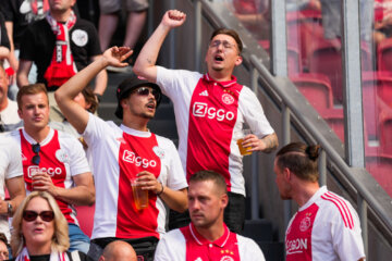 Ajax-fans laten zich horen in de Johan Cruijff Arena