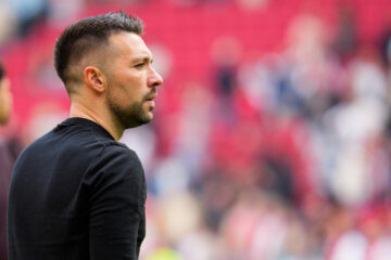 Francesco Farioli kijkt rond in de Johan Cruijff Arena
