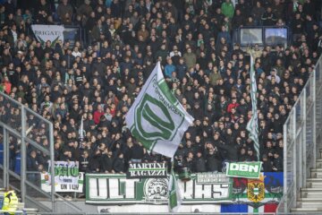 Fans van FC Groningen in het uitvak bij SC Heerenveen
