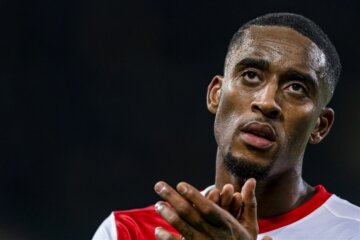 Leroy Fer klapt
